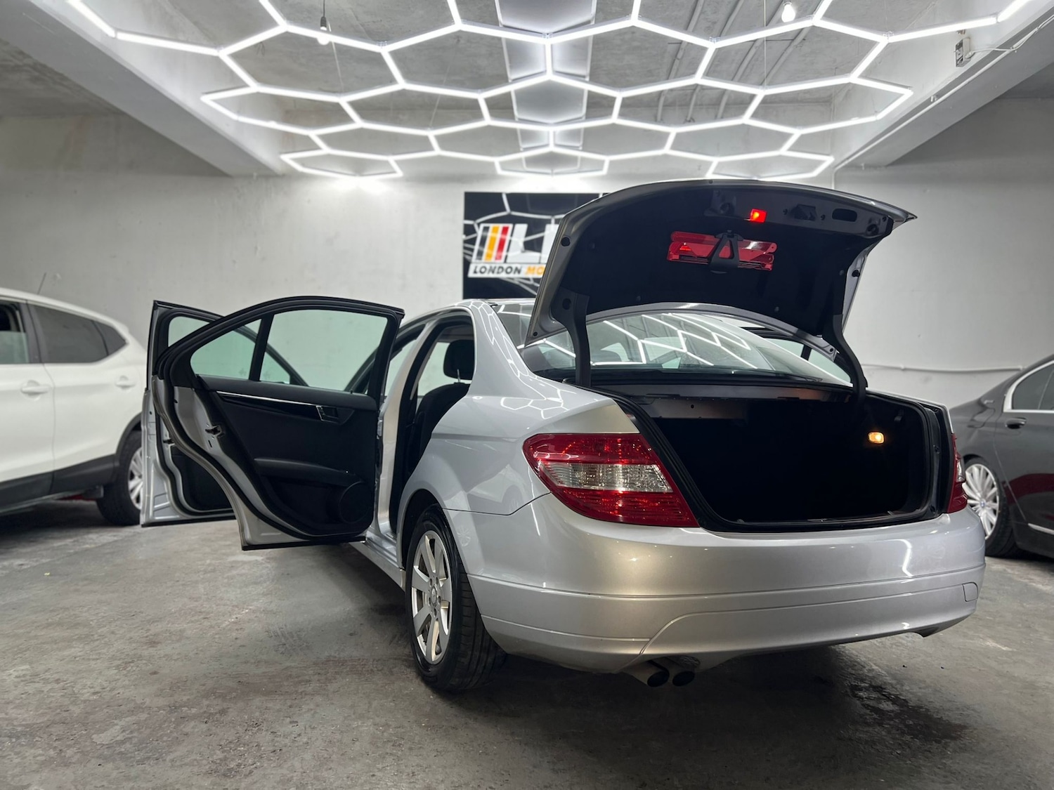 Used Mercedes-Benz C Class 2010 for sale - 77445995: Photo 93