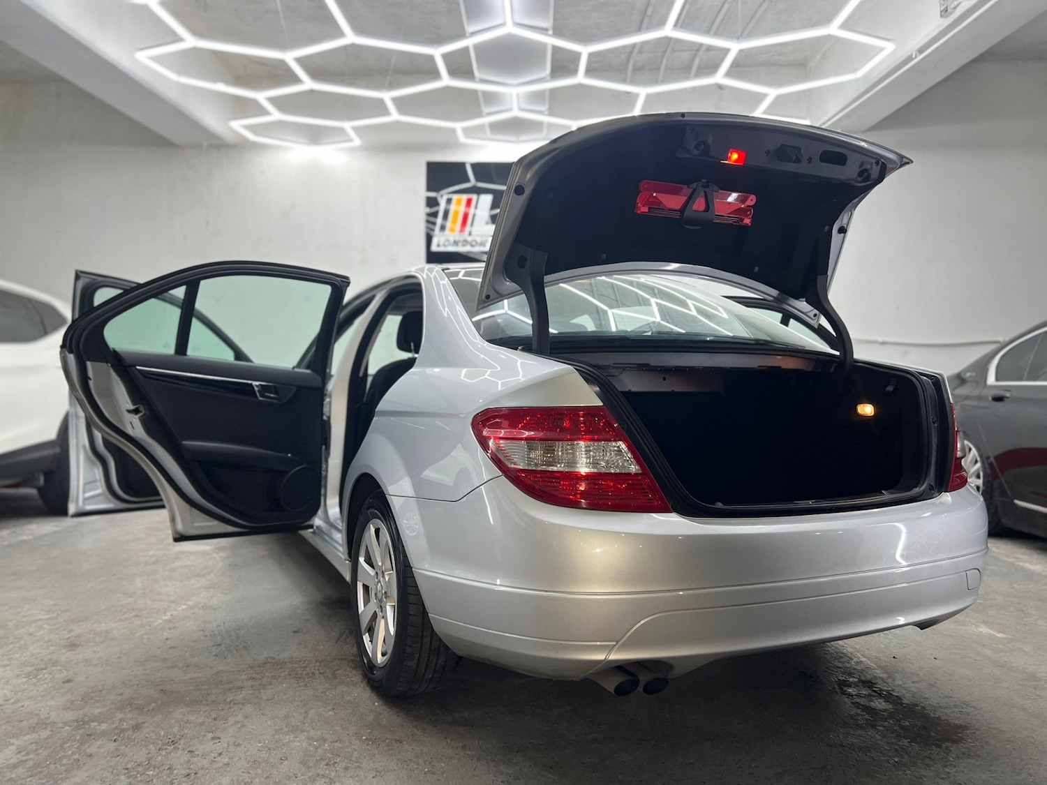 Used Mercedes-Benz C Class 2010 for sale - 77445995: Photo 95