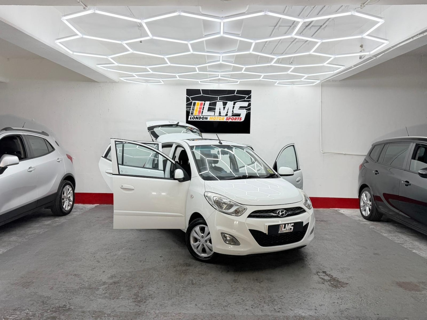 Used Hyundai i10 2011 for sale - 76747994: Photo 29