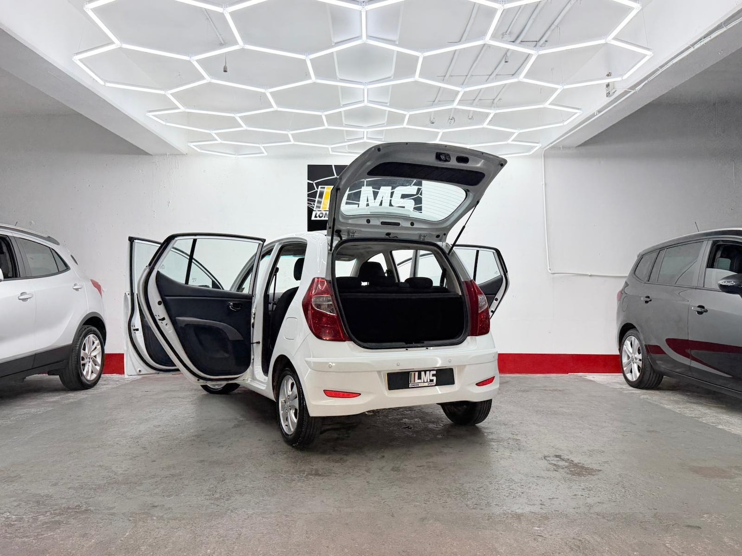 Used Hyundai i10 2011 for sale - 76747994: Photo 77