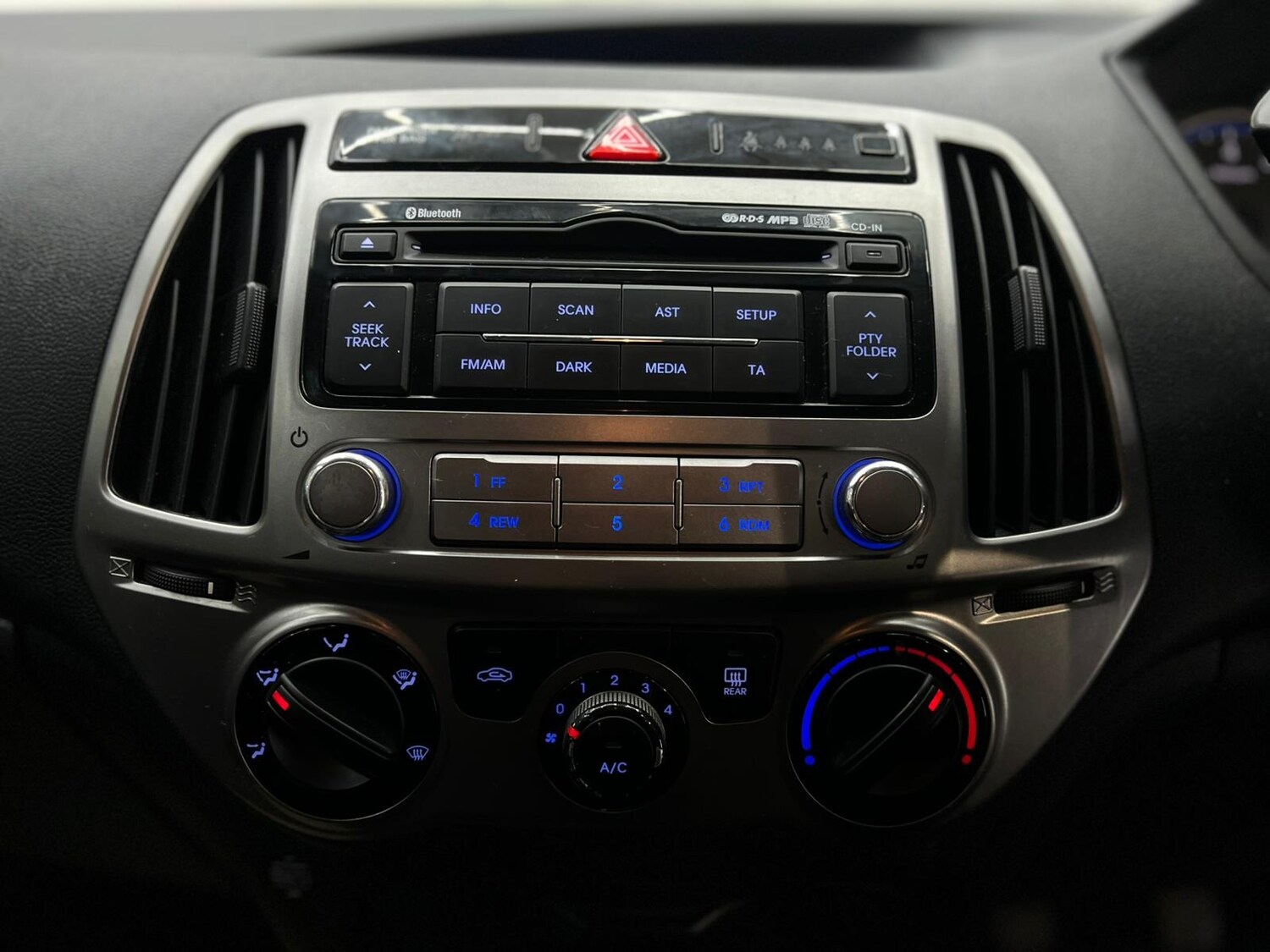 Used Hyundai i20 2012 for sale - 77988961: Photo 95