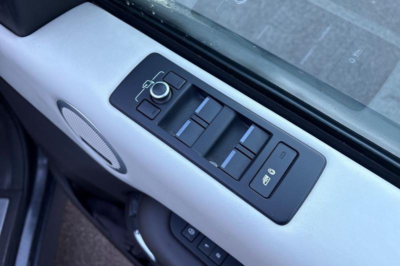 Used Land Rover Discovery 2017 for sale - 76803400: Photo 16