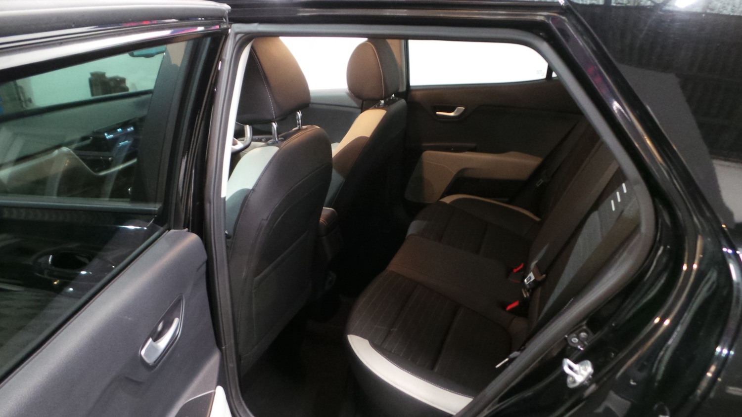 Used Kia Stonic 2018 for sale - 76412123: Photo 15