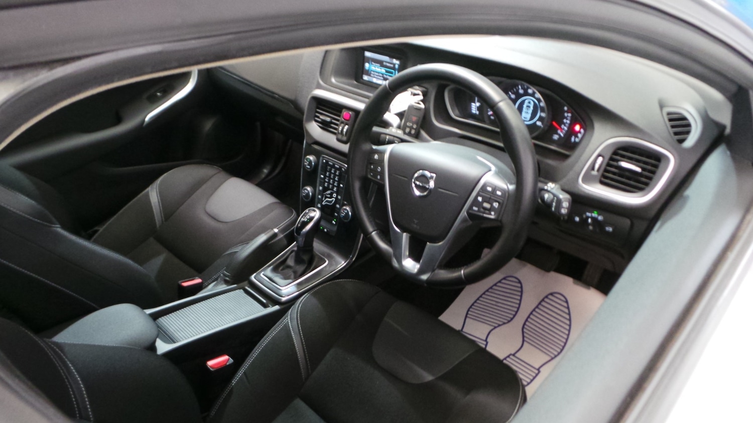 Used Volvo V40 2017 for sale - 76412435: Photo 3