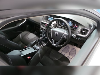 Used Volvo V40 2017 for sale - 76412435: Photo