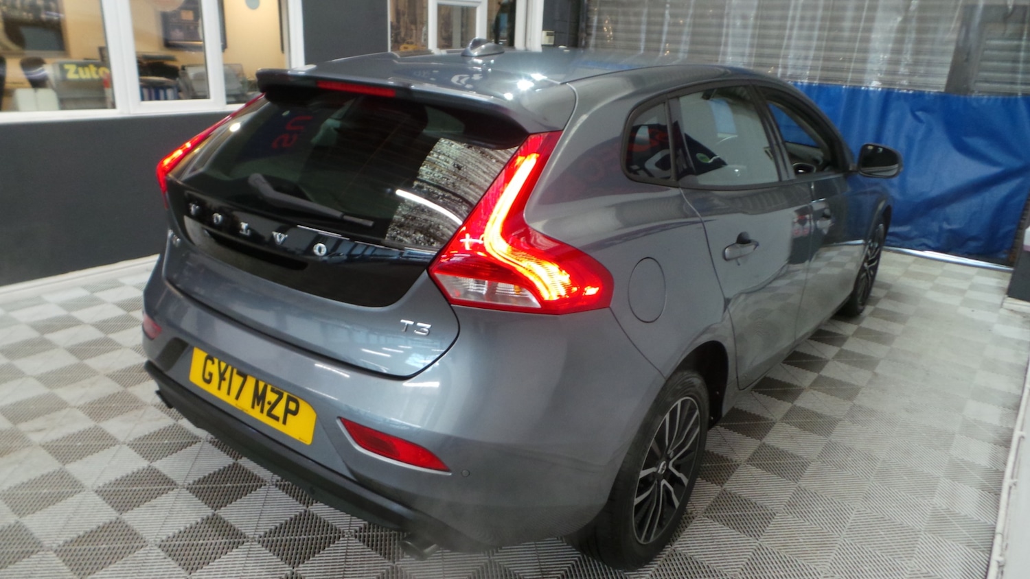 Used Volvo V40 2017 for sale - 76412435: Photo 4