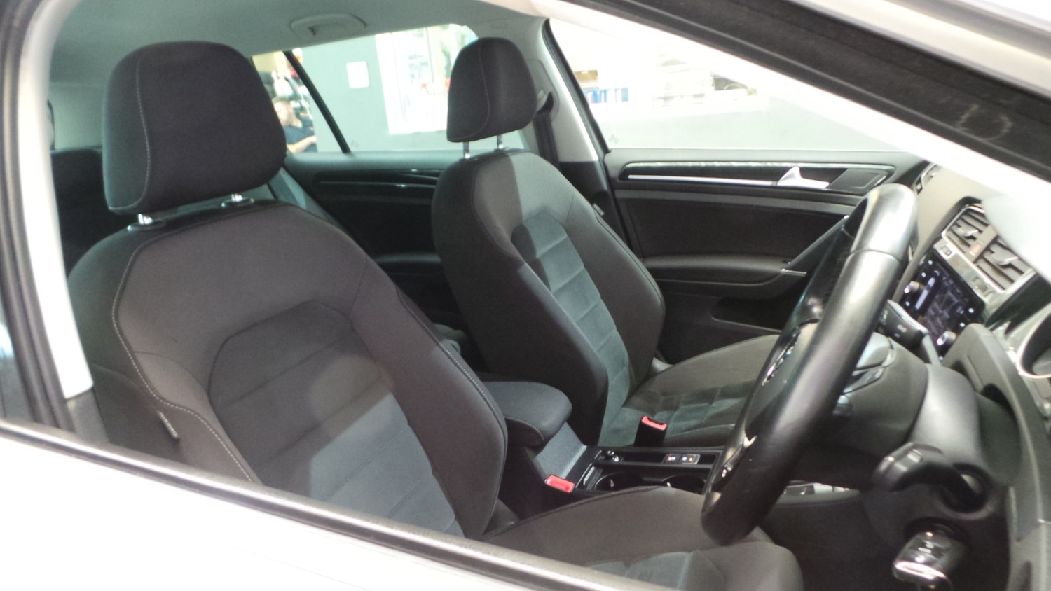 Used Volkswagen Golf 2017 for sale - 76142405: Photo 32