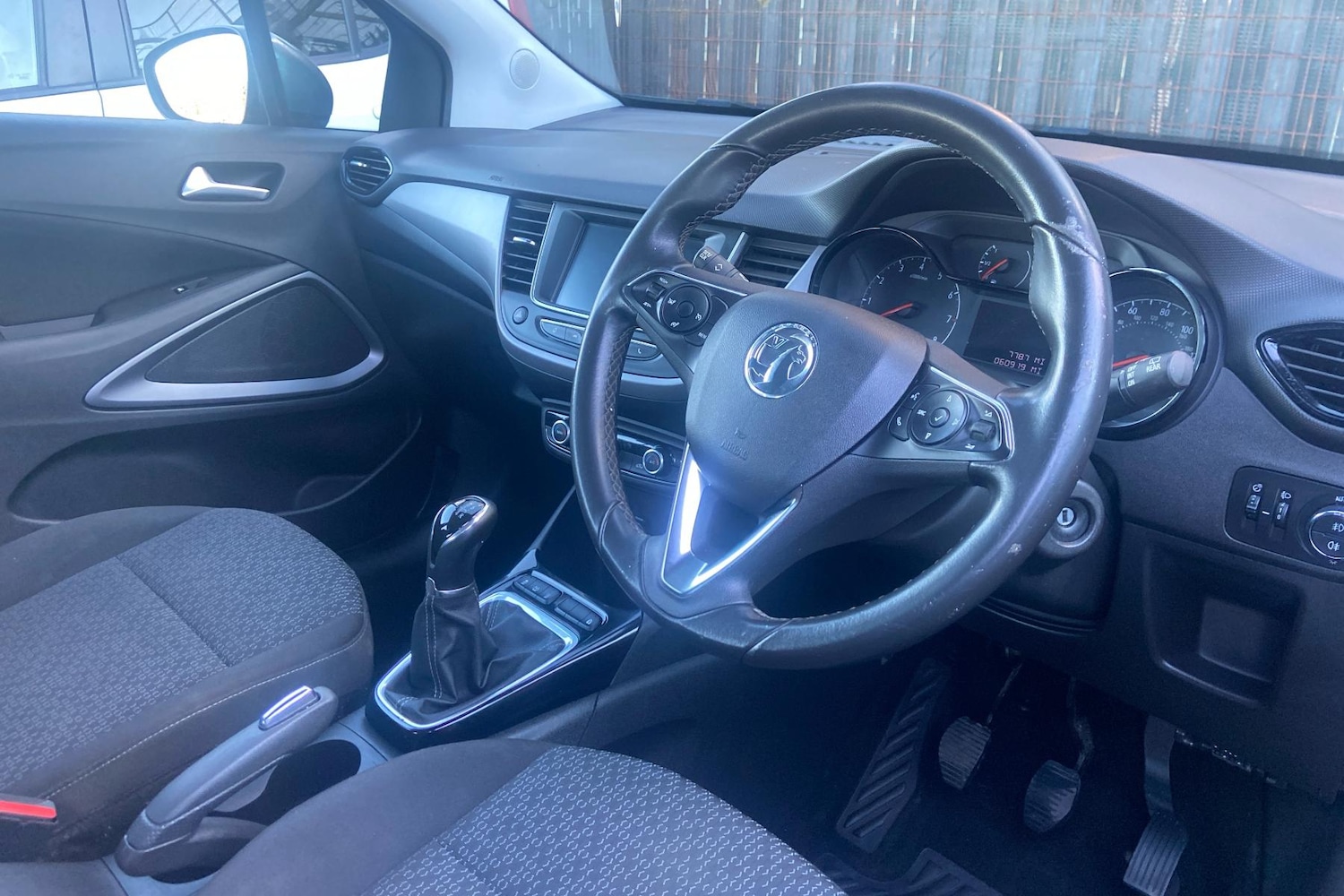 Used Vauxhall Crossland X 2018 for sale - 76351481: Photo 2