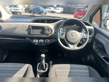 Used Toyota Yaris 2016 for sale - 75580878: Photo