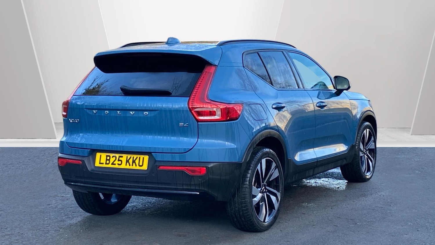 Used Volvo XC40 2025 for sale - 76979669: Photo 2