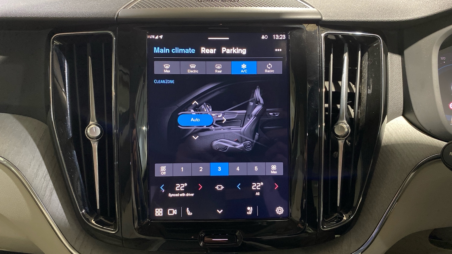 Used Volvo XC60 2023 for sale - 76653197: Photo 42