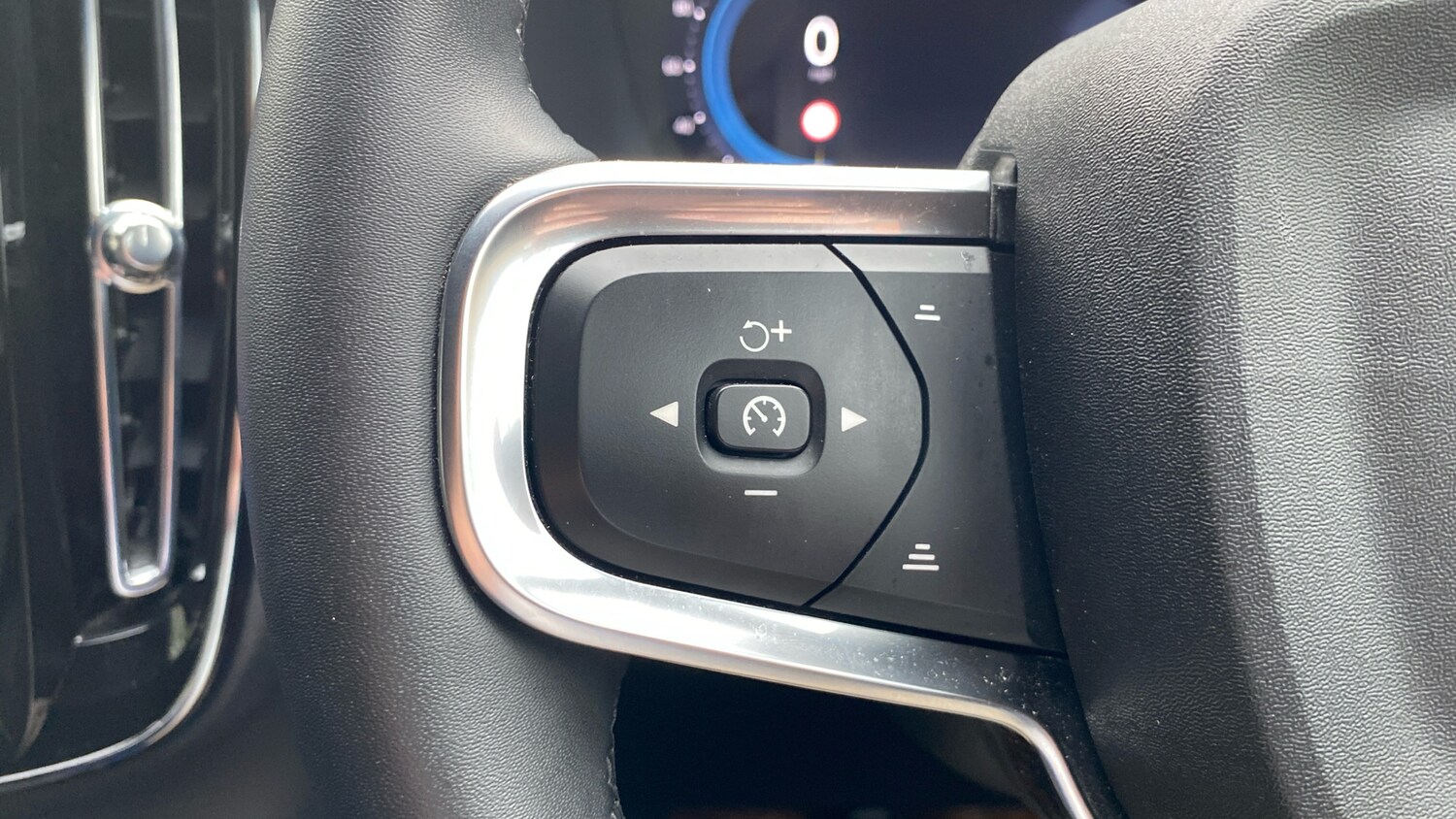 Used Volvo XC40 2025 for sale - 76653323: Photo 18