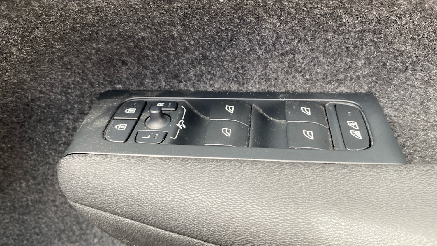 Used Volvo XC40 2023 for sale - 75726756: Photo 28