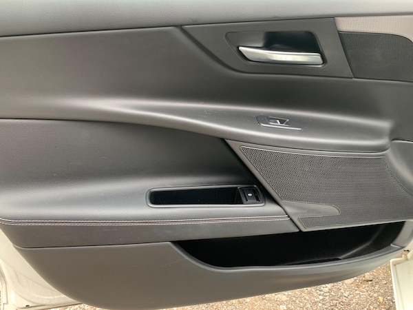 Used Jaguar XE 2018 for sale - 75681941: Photo 40