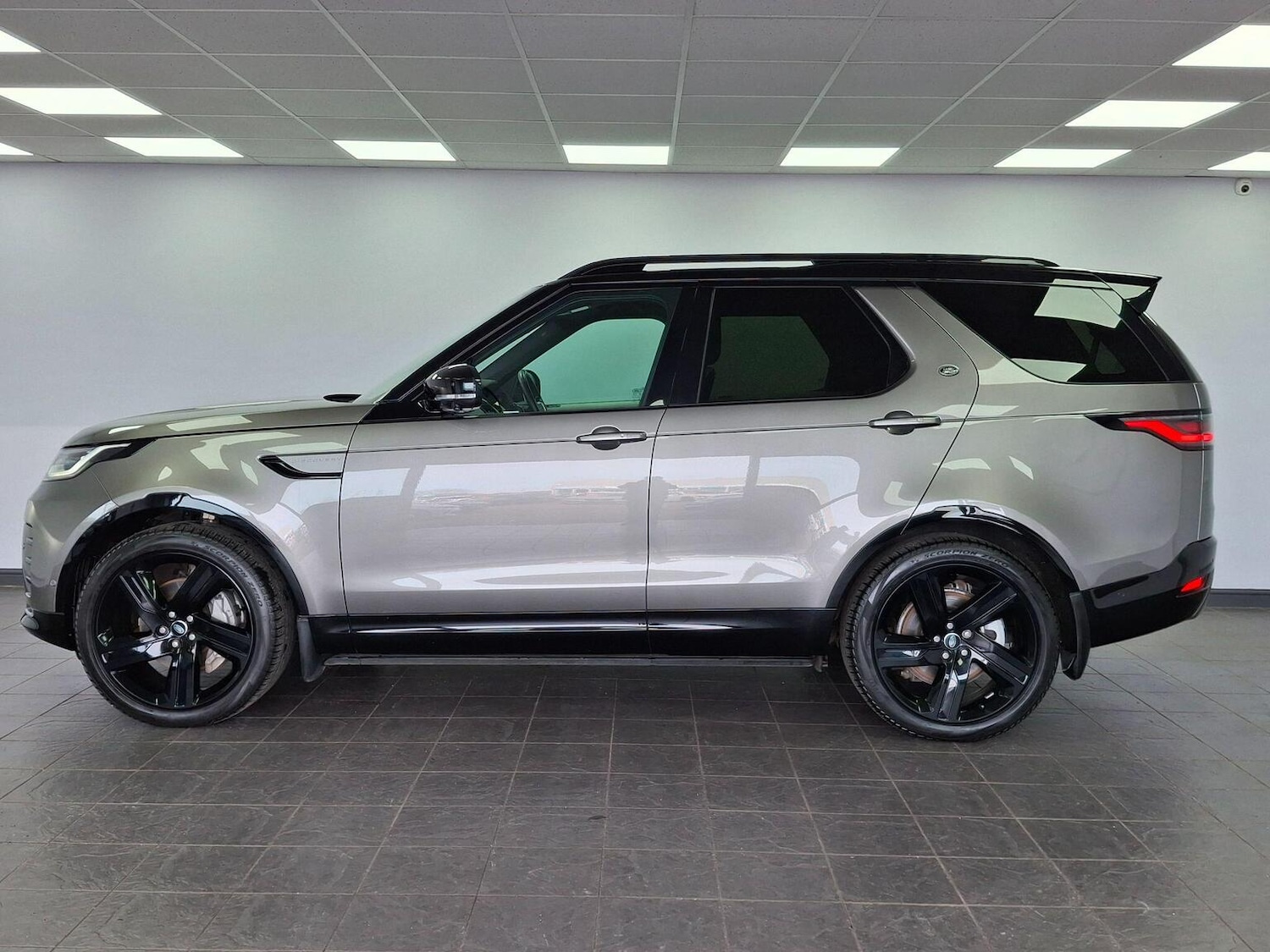 Used Land Rover Discovery 2023 for sale - 77595443: Photo 2