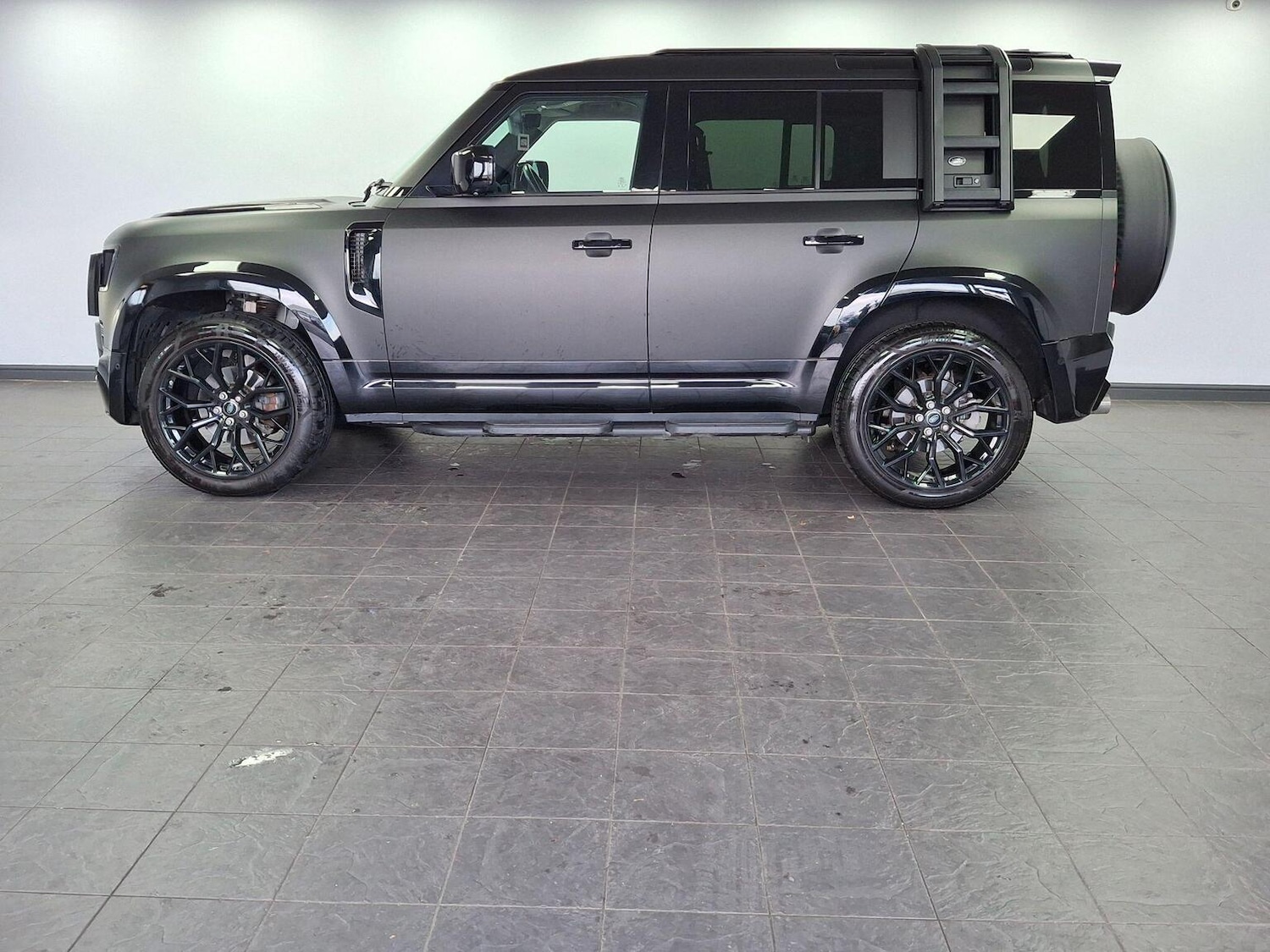 Used Land Rover Defender 2020 for sale - 77028018: Photo 2