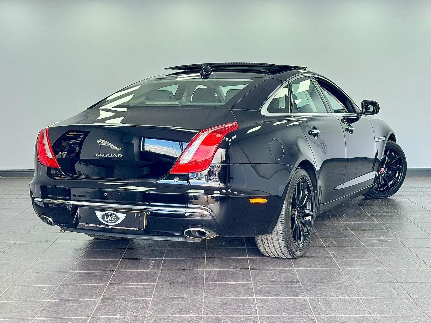 Used Jaguar XJ 2017 for sale - 76794589: Photo 2