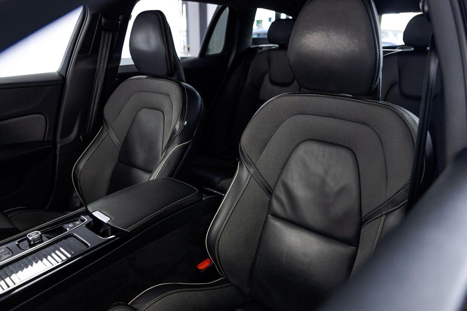 Used Volvo V60 2021 for sale - 75962620: Photo 4