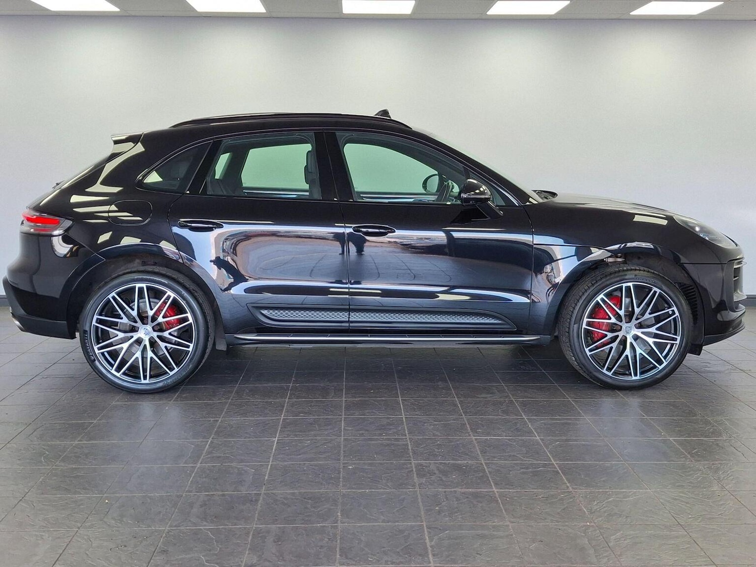 Used Porsche Macan 2021 for sale - 78070288: Photo 2