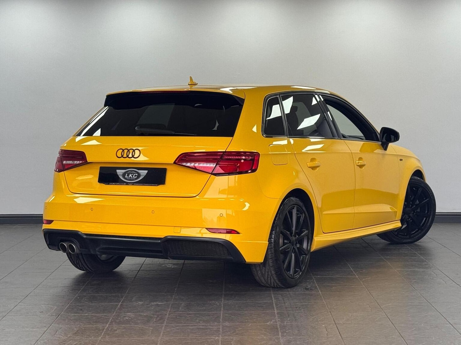 Used Audi A3 2017 for sale - 76741369: Photo 2