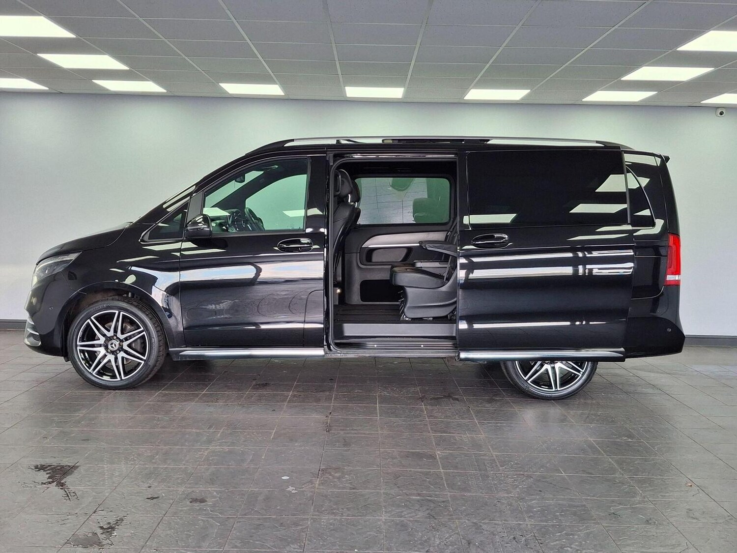 Used Mercedes-Benz V-Class 2023 for sale - 77107671: Photo 11