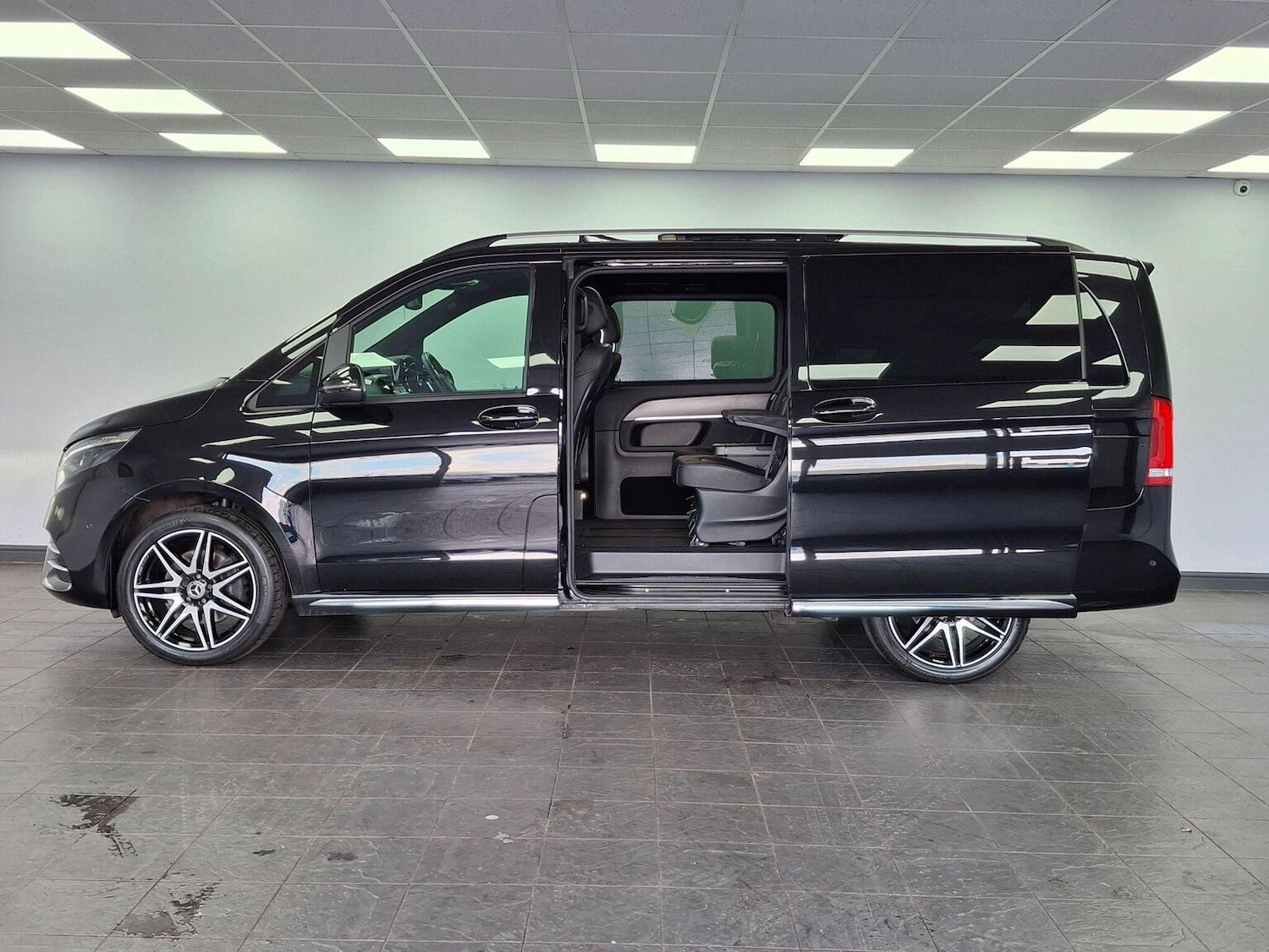Used Mercedes-Benz V-Class 2023 for sale - 77107671: Photo 46