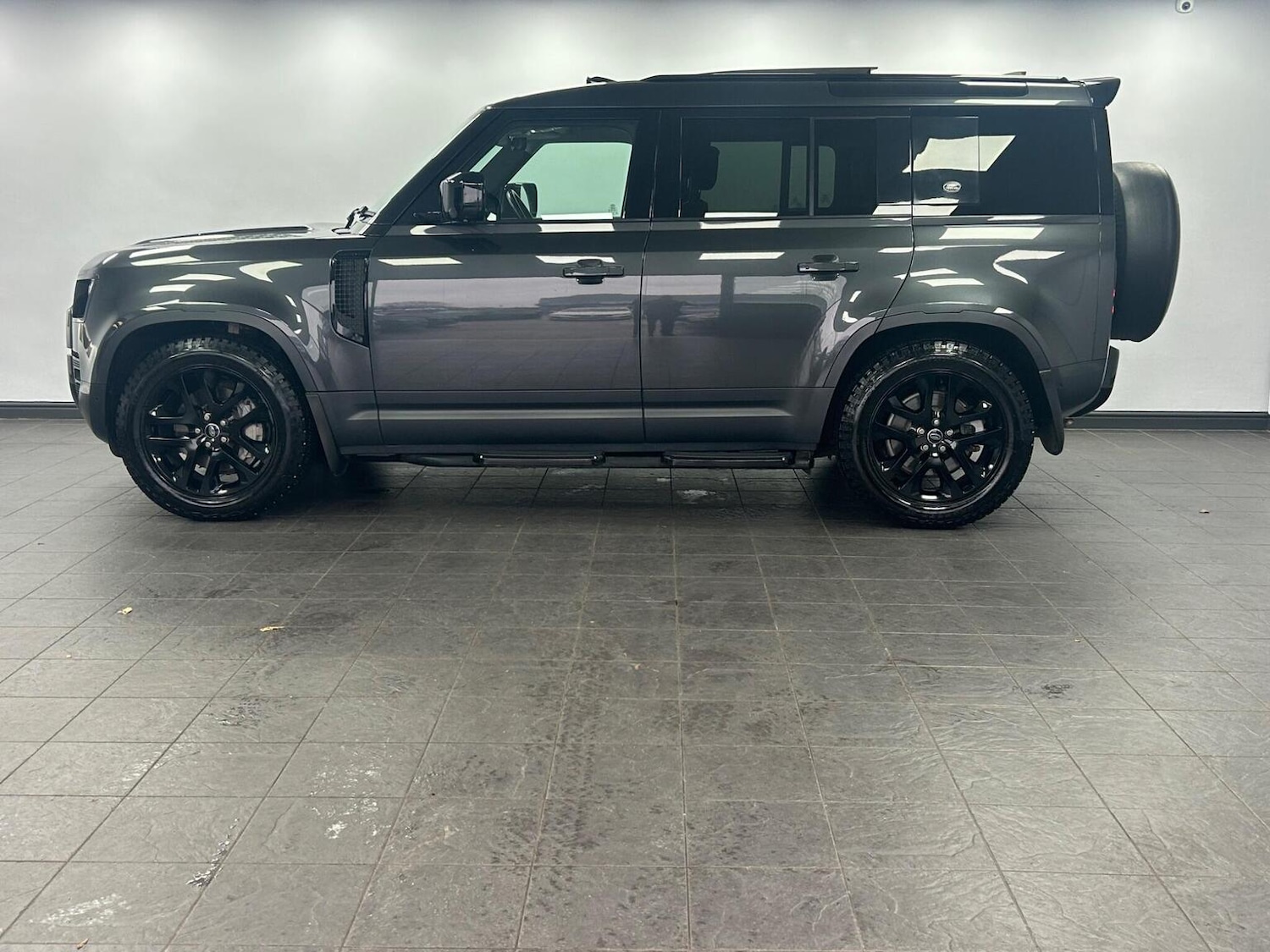 Used Land Rover Defender 2021 for sale - 76986817: Photo 2