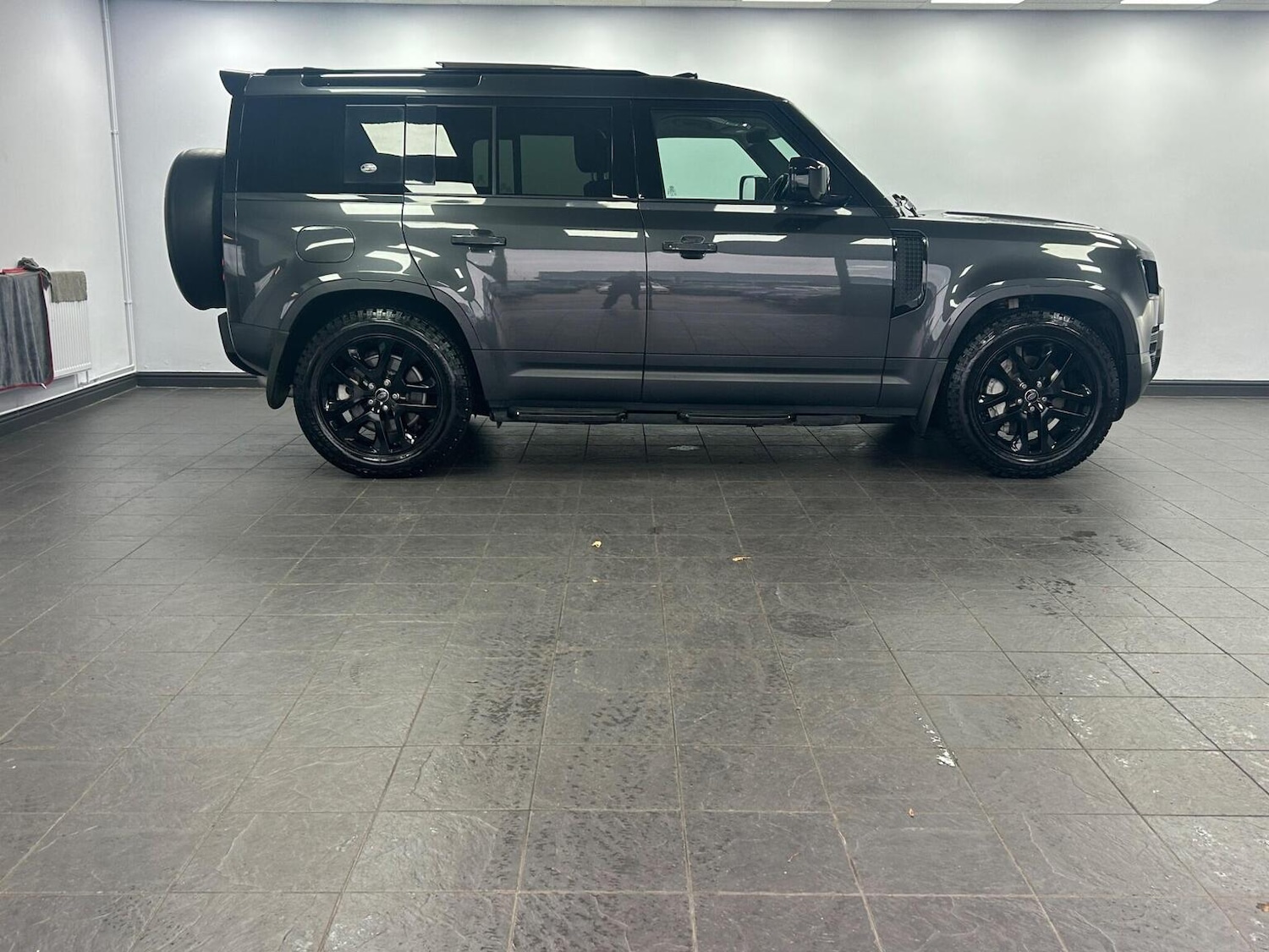 Used Land Rover Defender 2021 for sale - 76986817: Photo 4