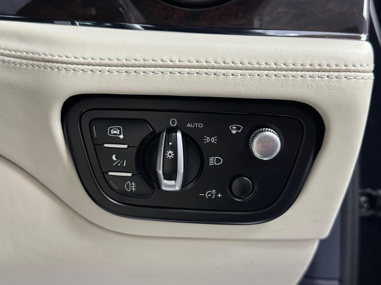 Used Bentley Bentayga 2018 for sale - 77342578: Photo 43