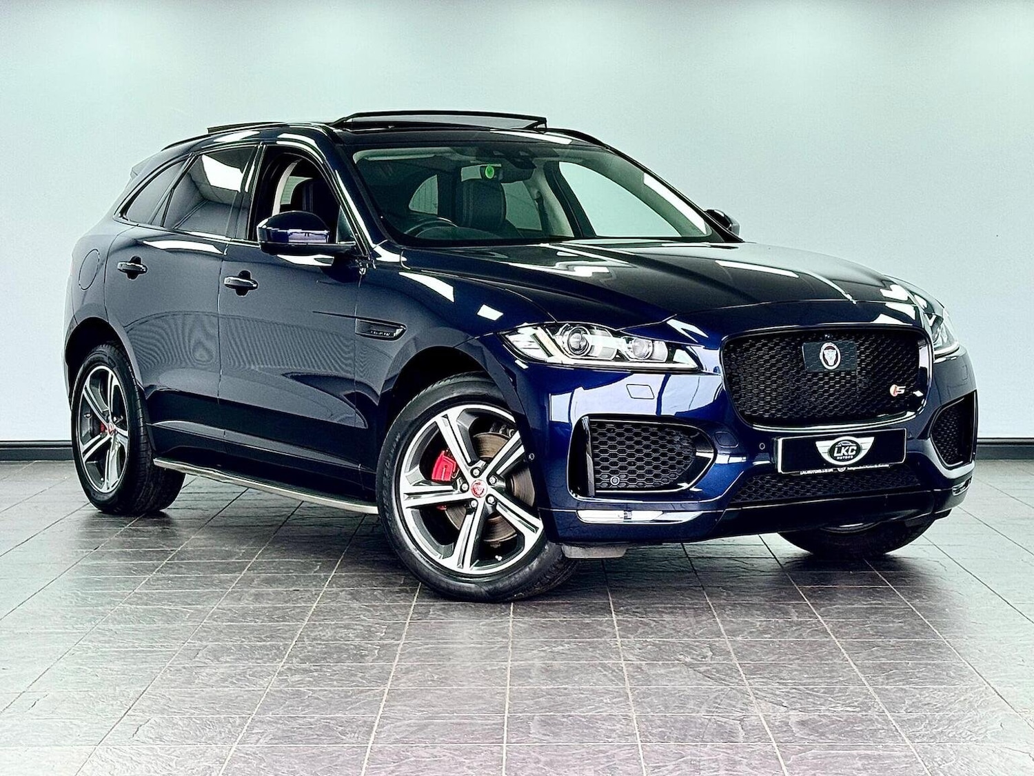 Used Jaguar F-Pace 2018 for sale - 76313891: Photo 2