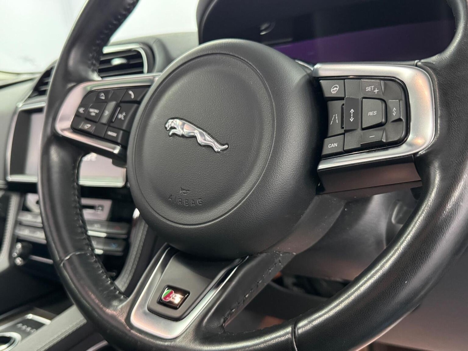 Used Jaguar F-Pace 2018 for sale - 76313891: Photo 34