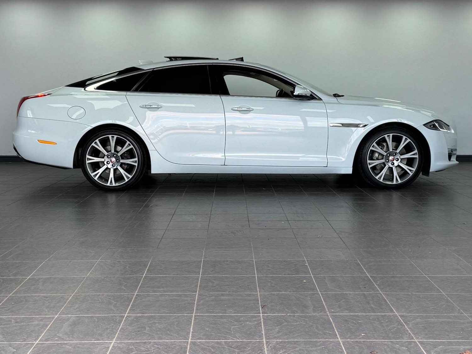 Used Jaguar XJ 2020 for sale - 76527387: Photo 2