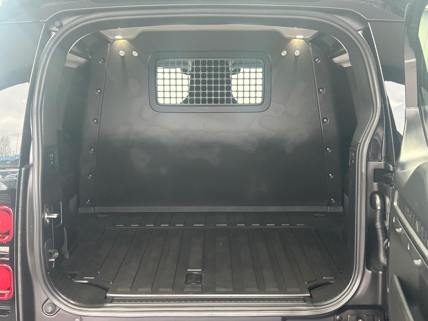 Used Land Rover Defender 90 2024 for sale - 76968585: Photo 31