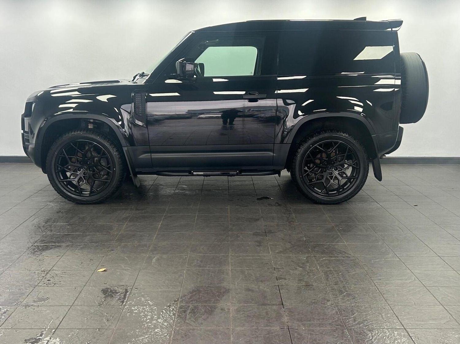 Used Land Rover Defender 90 2024 for sale - 76968585: Photo 4