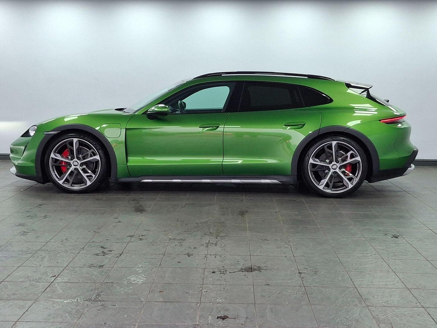 Used Porsche Taycan 2021 for sale - 77107632: Photo 2