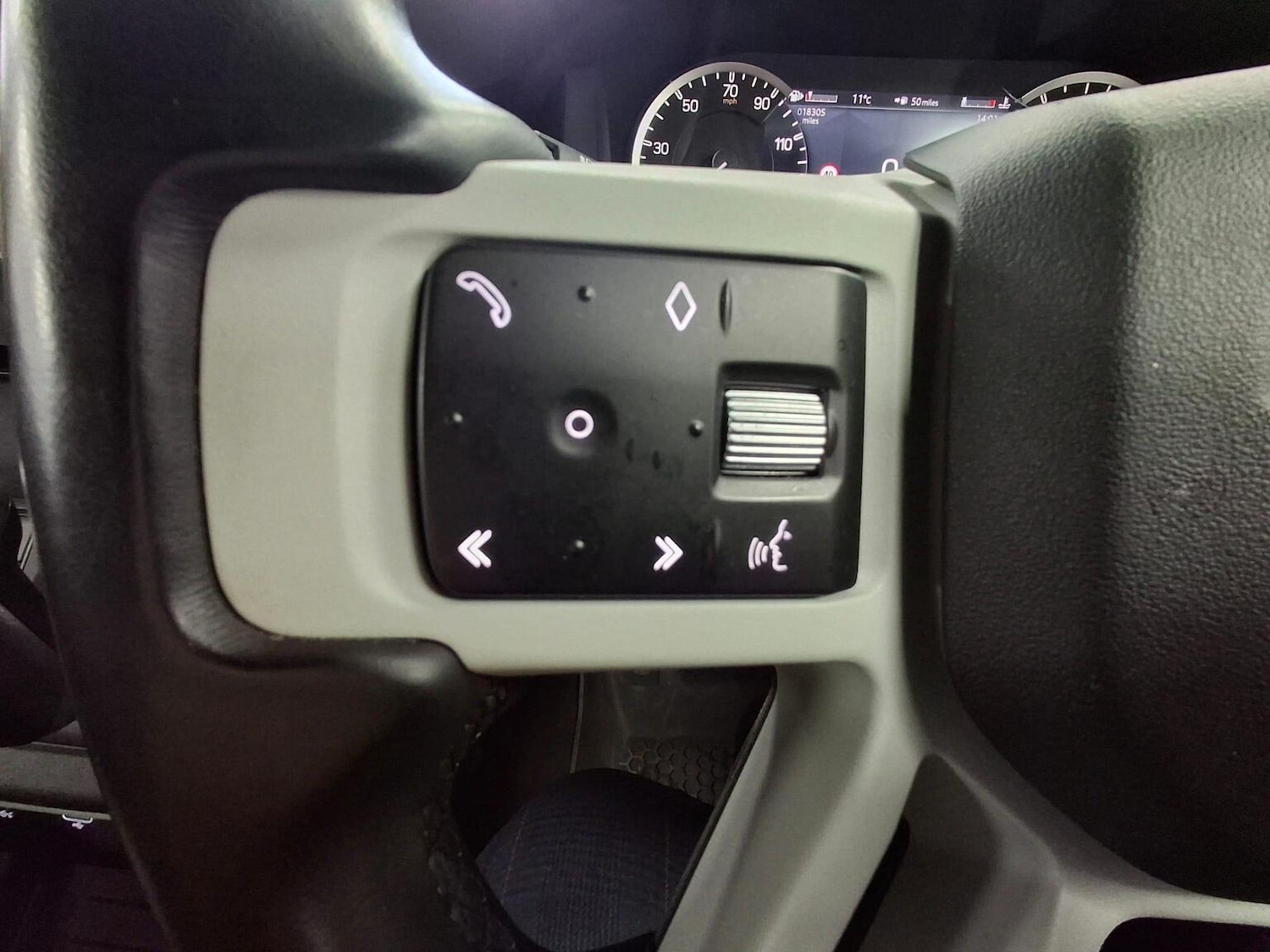 Used Land Rover Defender 2023 for sale - 77020582: Photo 11