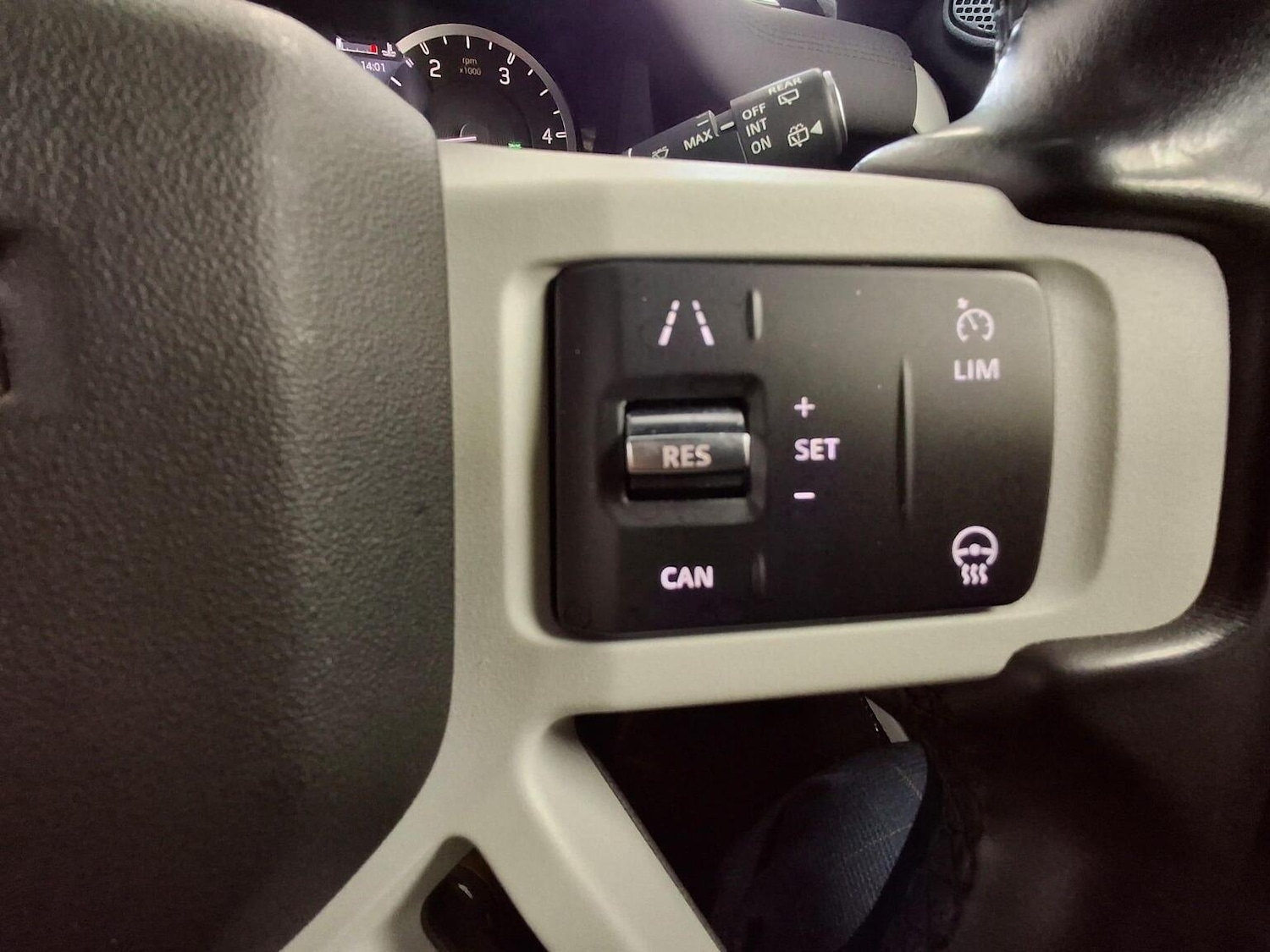 Used Land Rover Defender 2023 for sale - 77020582: Photo 12