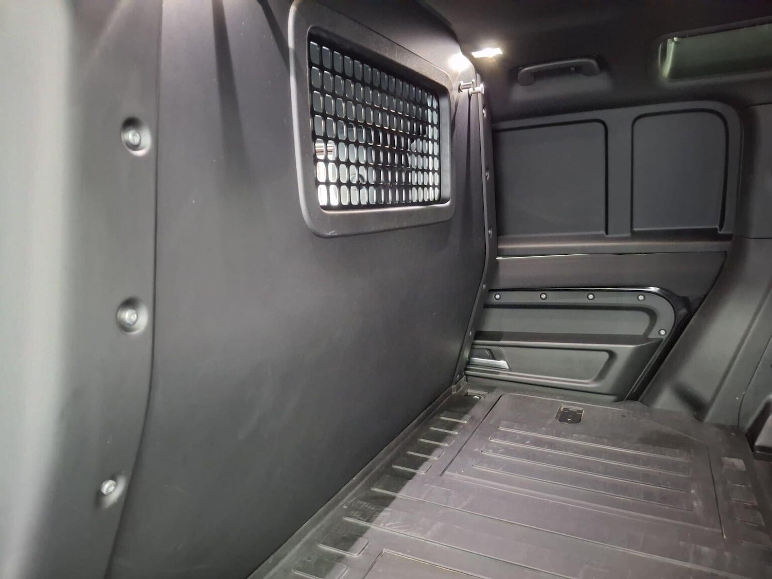 Used Land Rover Defender 2023 for sale - 77020582: Photo 32