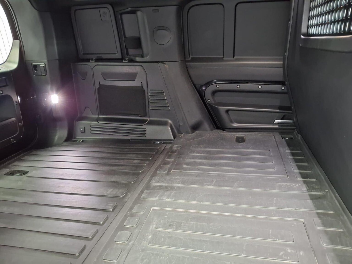 Used Land Rover Defender 2023 for sale - 77020582: Photo 33