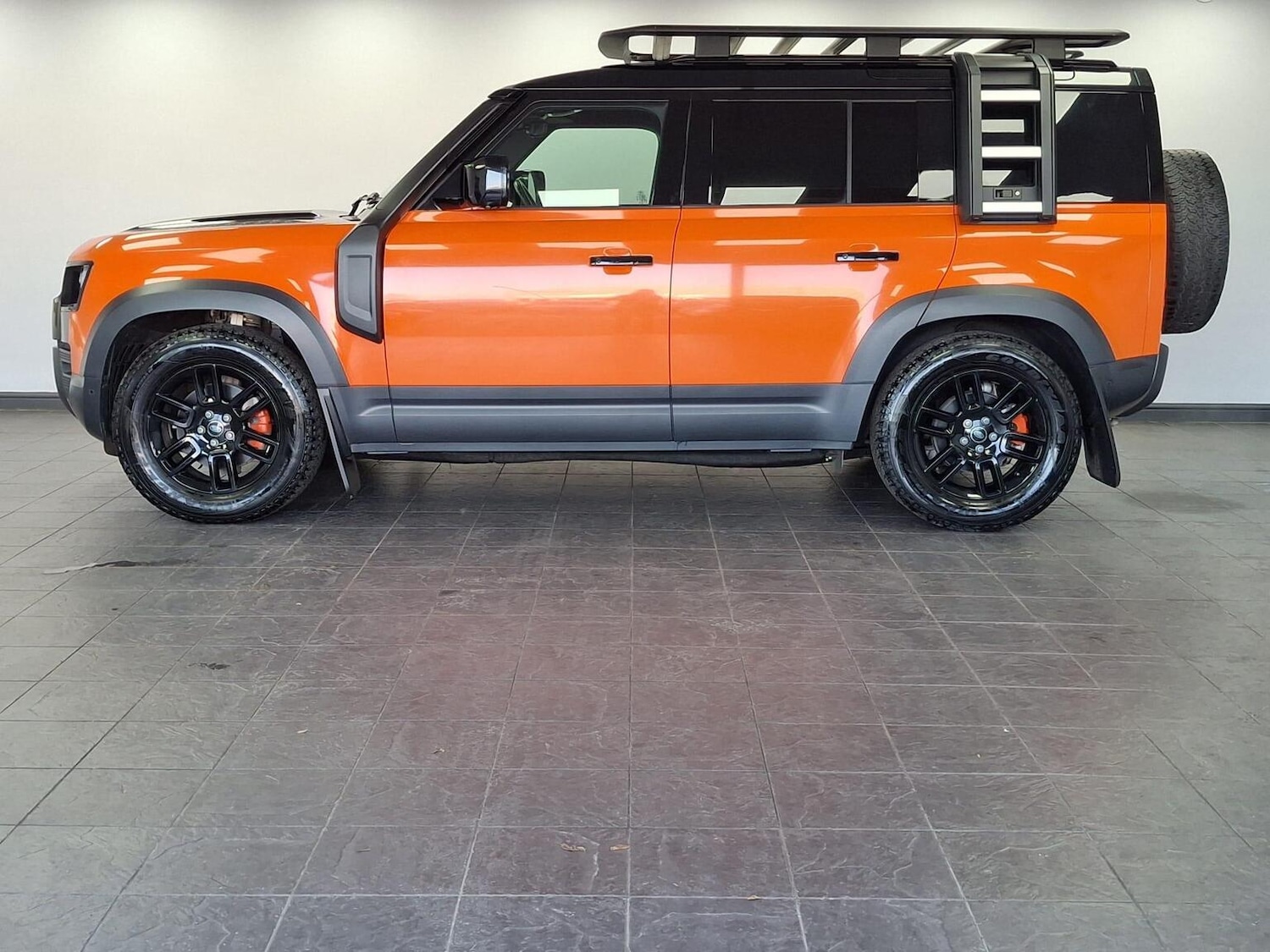 Used Land Rover Defender 2023 for sale - 77020582: Photo 4