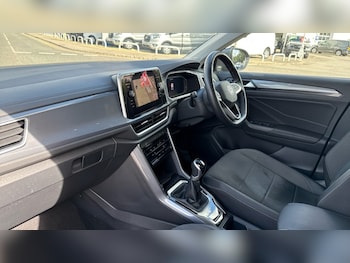 Used Volkswagen T-Roc 2023 for sale - 76096023: Photo 2