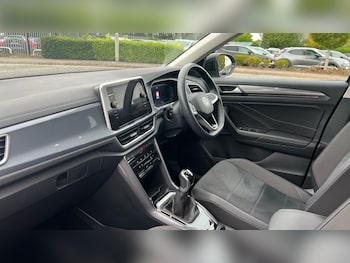 Used Volkswagen T-Roc 2022 for sale - 76140102: Photo 2