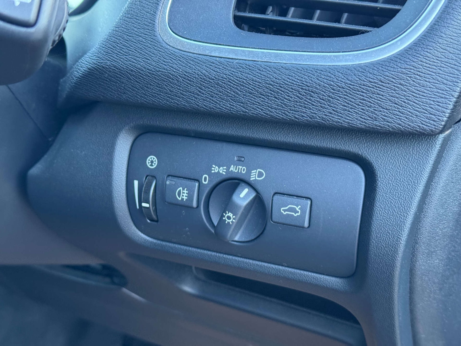 Used Volvo V40 2017 for sale - 76571349: Photo 20