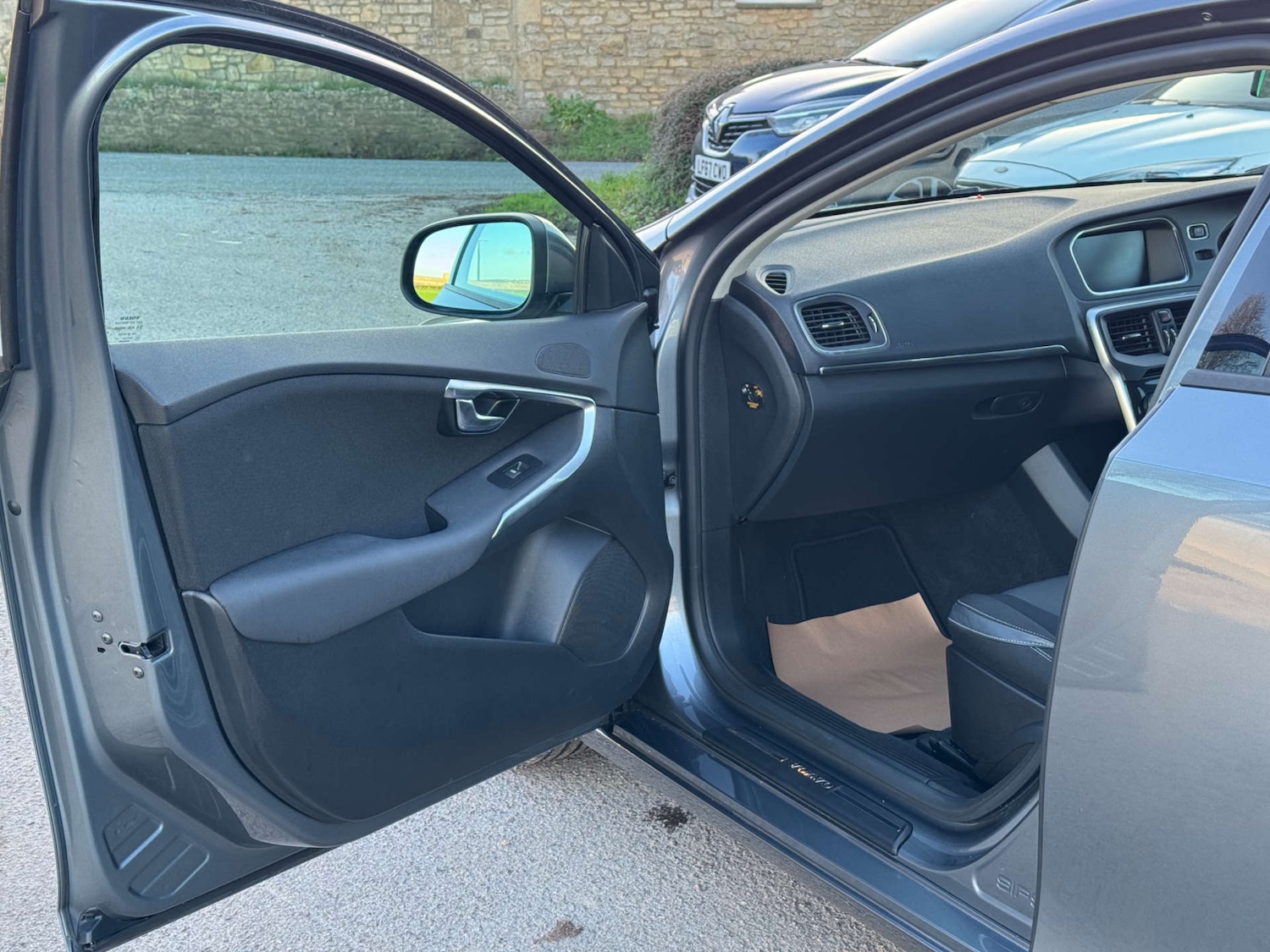 Used Volvo V40 2017 for sale - 76571349: Photo 28