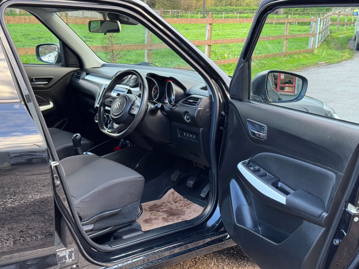 Used Suzuki Swift 2018 for sale - 76601708: Photo 9