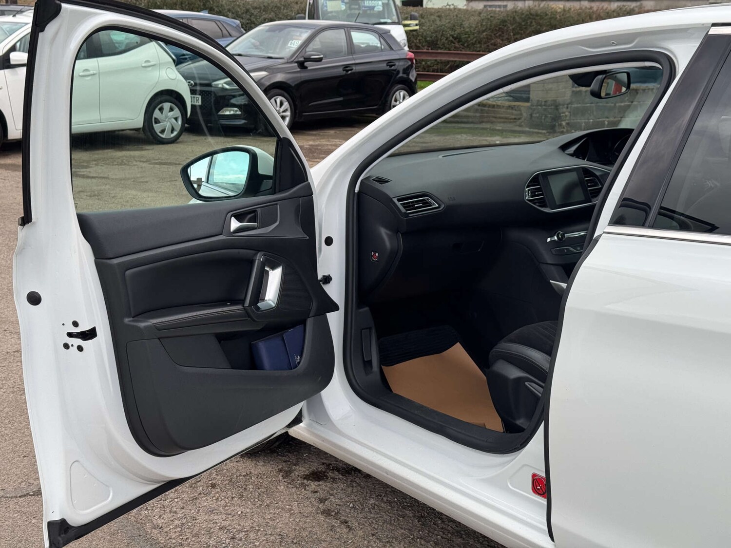 Used Peugeot 308 2014 for sale - 77667842: Photo 21