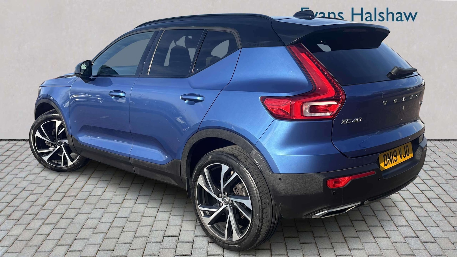 Used Volvo XC40 for sale - 77856815: Photo 2