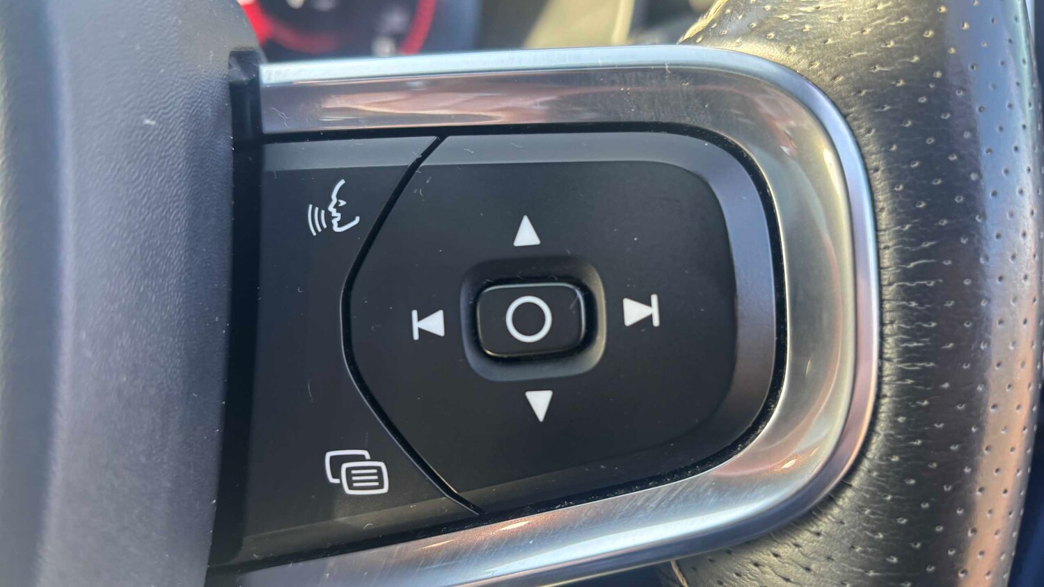 Used Volvo XC40 for sale - 77856815: Photo 29