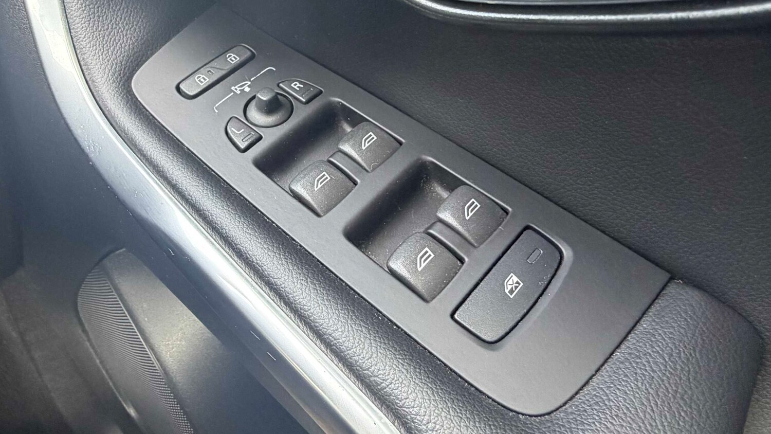 Used Volvo V40 2015 for sale - 77856557: Photo 17