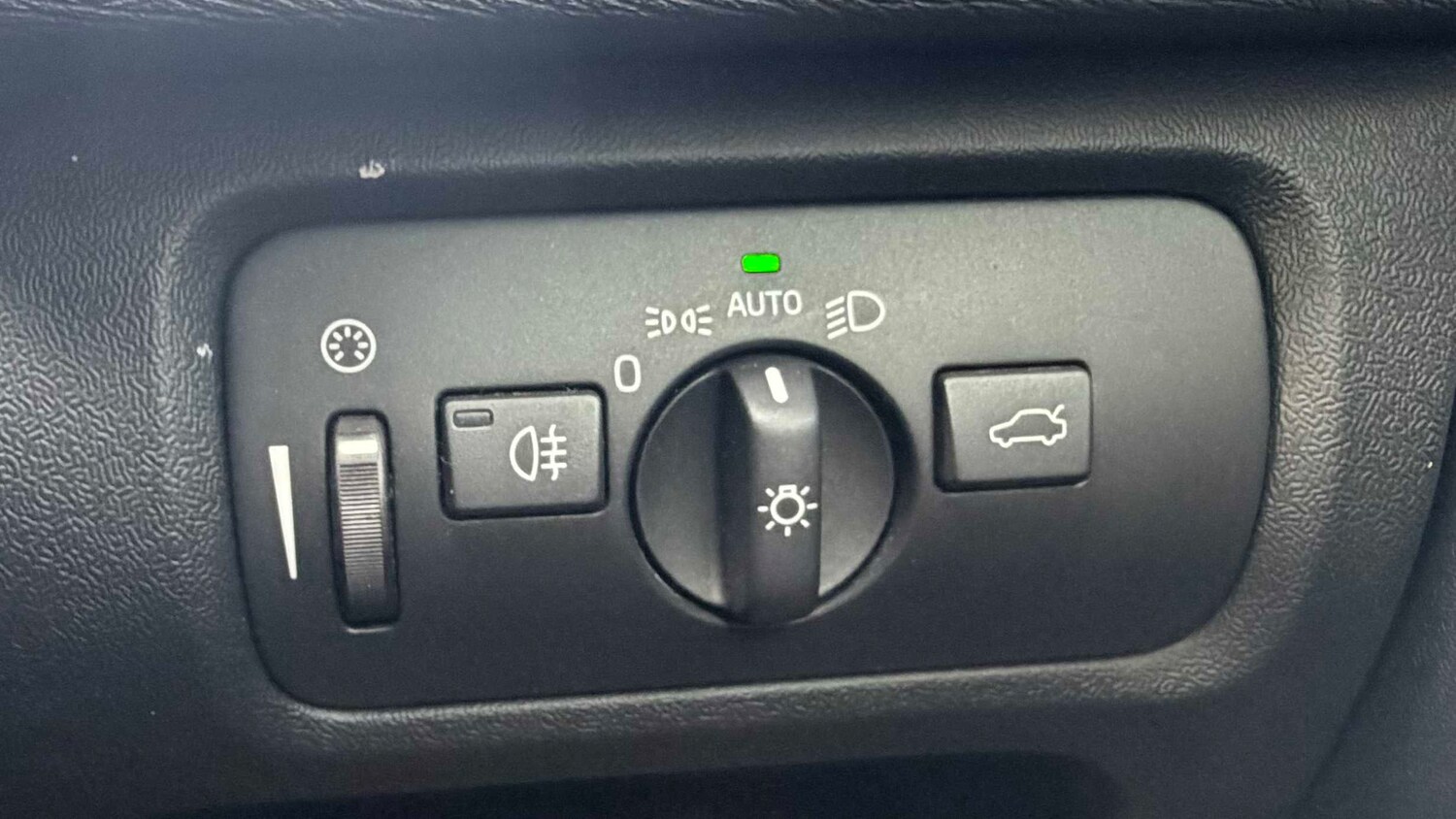 Used Volvo V40 2015 for sale - 77856557: Photo 18